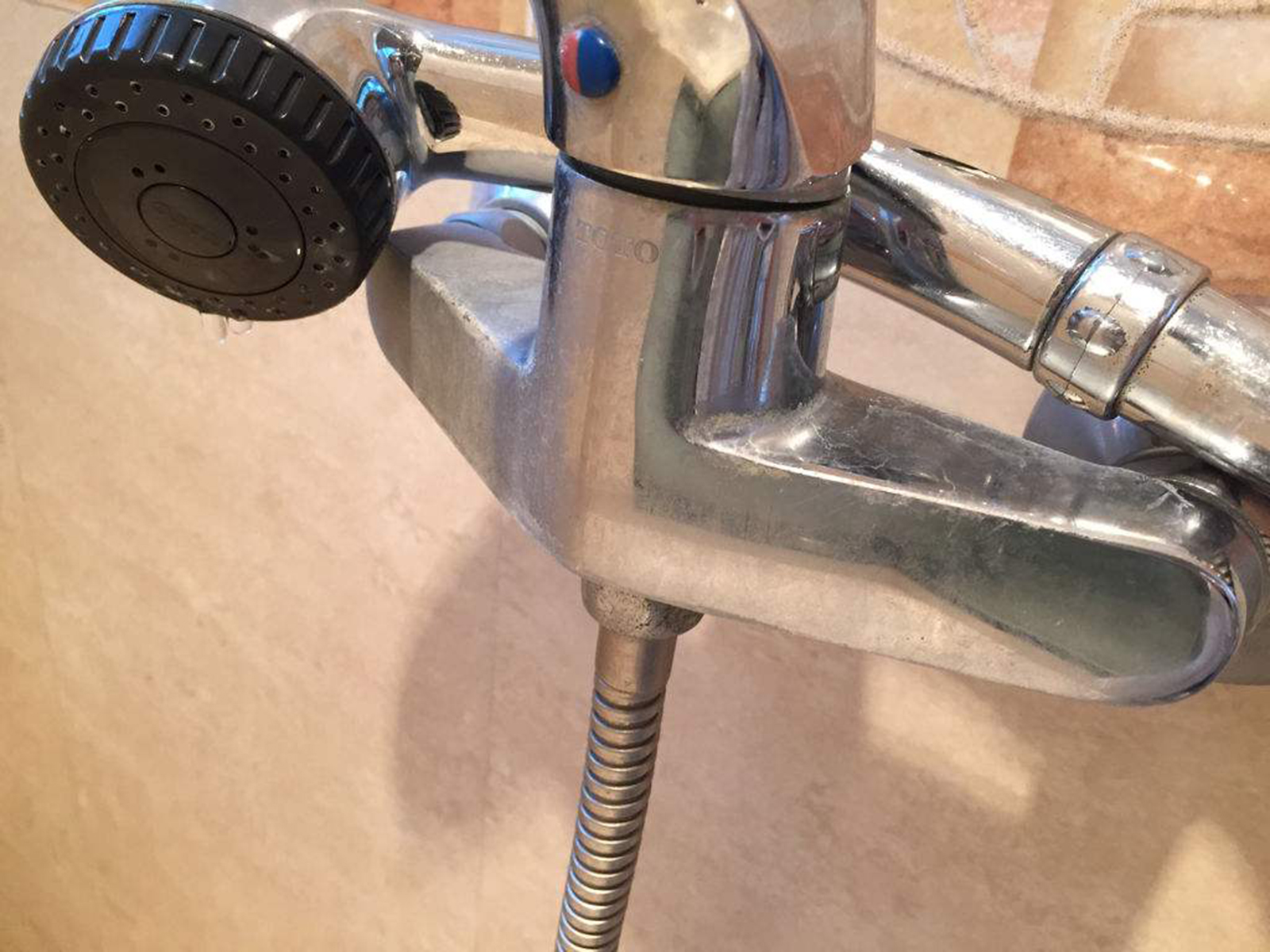 不同的花灑漏水原因都有對應(yīng)的花灑維修方法，無法維修時建議更換