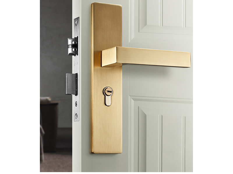 防盜門把手?jǐn)嗔嗽趺床鹋f和安裝，一把螺絲刀解決門把手松了的問題