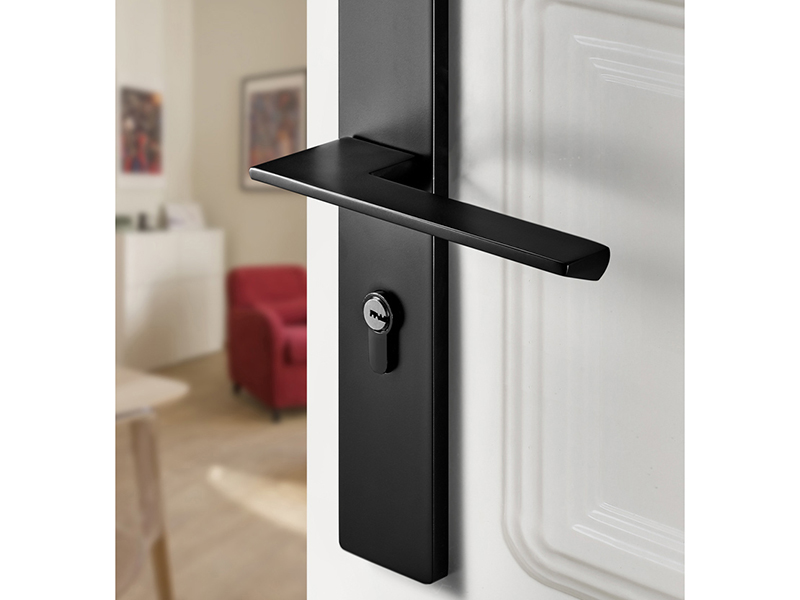 防盜門把手?jǐn)嗔嗽趺床鹋f和安裝，一把螺絲刀解決門把手松了的問題