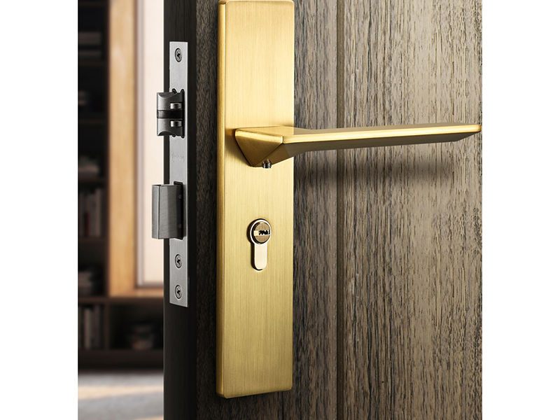 防盜門把手?jǐn)嗔嗽趺床鹋f和安裝，一把螺絲刀解決門把手松了的問題