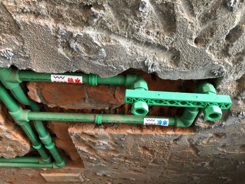 這次案例是亳州市譙城區(qū)衛(wèi)生間暗管改明管施工案例，地址位于譙城區(qū)白衣路劉園新村；客戶之后也說選擇一修很不錯，施工很有效率，監(jiān)理和施工師傅全程跟進對接，內部管理得很有序，材料啊施工啊都很標準，現(xiàn)場的垃圾也會及時幫忙清運等等。在此小編建議如果大家有衛(wèi)生間暗管改明管服務的，盡可能選擇亳州市本地的裝修公司，稍次一些也要在本地有裝修門店的，這樣客戶與施工團隊溝通起來會更方便，衛(wèi)生間下半部防水中也可以隨時監(jiān)督進程，保障衛(wèi)生間下半部防水服務施工能有序進行。如果還有其他需求也可以到我們官網(wǎng)上查看更多的關于亳州市其他區(qū)域的全包半包施工，房屋局部改造，各類安裝等施工案例。