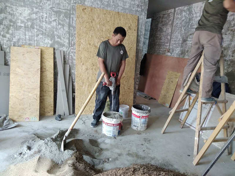 廁所貼瓷磚，木工吊頂打孔