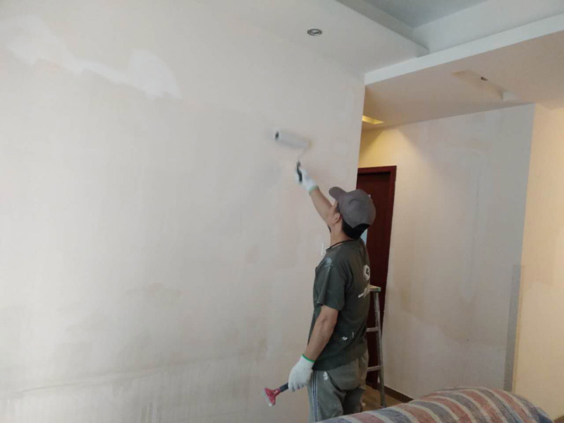 年長的舊房屋現(xiàn)在越來越多，舊房屋的問題有很多，水管老化，墻皮掉落，門窗隔音差等等問題，有些舊房屋需要重新翻新才能住著舒適，裝修翻新相對復(fù)雜，那么主要注意些什么問題呢？一修房屋快修小編整理了，翻新裝修注意六事項：