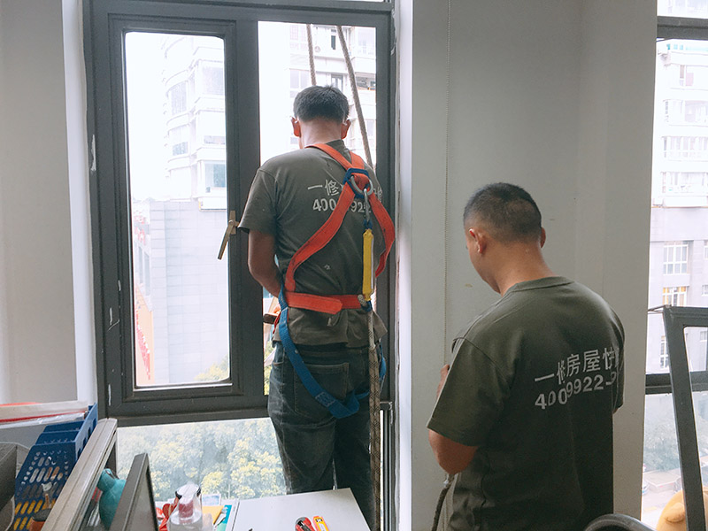 外墻刷防水，窗戶打膠