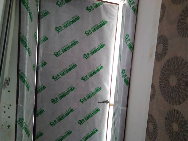 舊房局部拆除裝修：1、門窗拆除，門窗老化是舊房中的一個突出問題，木門窗是否起皮、變形，一定要換新的。2、墻地面拆除，先粘牛皮紙甚至的確良布;墻皮如果不是耐水膩子可以鏟掉重來。3、水路拆除，舊房中一般原有的水路管線都有許多不合理的布局或者被腐蝕，就都要換掉。4、電路拆除，舊房普遍存在電路分配簡單、電線老化、違章布線等現(xiàn)象，已不能適應(yīng)現(xiàn)代家庭的用電需求，所以在裝修時必須徹底改造，重新布線。