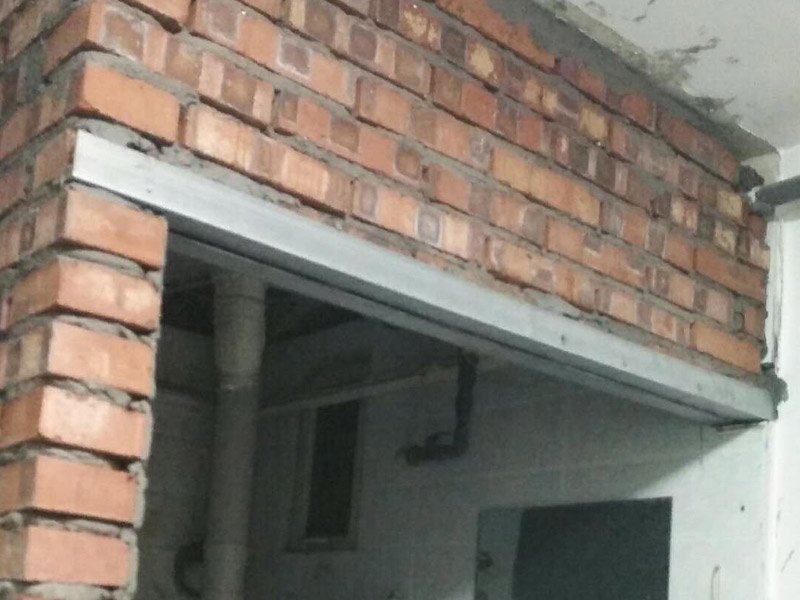 新房砌磚裝修方案：在砌墻時(shí)，底部要先用水泥澆灌?；滓龊茫@樣墻面才能夠保證結(jié)實(shí)牢固。保證新砌的墻體和原有的墻體之間緊密結(jié)合，我們?cè)谄鰤Φ臅r(shí)候，先量好每層磚的高度，在就墻面上橫向打鋼筋。然后選用縫隙比較大的鐵絲網(wǎng)，增強(qiáng)墻體的抗裂性，更有利于水泥和磚頭結(jié)合起來(lái)，防止墻面開(kāi)裂。