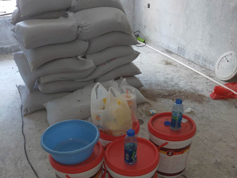 新房砌磚裝修方案：在砌墻時(shí)，底部要先用水泥澆灌?；滓龊?，這樣墻面才能夠保證結(jié)實(shí)牢固。保證新砌的墻體和原有的墻體之間緊密結(jié)合，我們?cè)谄鰤Φ臅r(shí)候，先量好每層磚的高度，在就墻面上橫向打鋼筋。然后選用縫隙比較大的鐵絲網(wǎng)，增強(qiáng)墻體的抗裂性，更有利于水泥和磚頭結(jié)合起來(lái)，防止墻面開(kāi)裂。