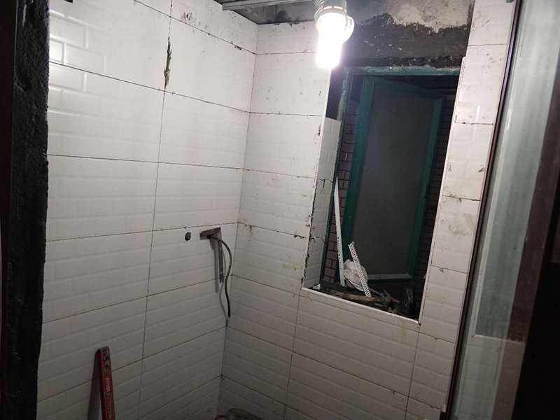 廁所裝修貼瓷磚案例：首先應(yīng)全部清理墻面上的各類污物，打掃干凈現(xiàn)場，特別是腳落里；然后用泥刀先批墻，后用水泥漿找平。這個(gè)工序很重要，確保底子平，防止貼后空鼓；以及墻面要刷防水涂料，防止貼后浸水，一般高度不低于1.8米，刷的時(shí)候會稍高一些；接著把粘結(jié)劑漿料均勻的刮到墻上，記得瓷磚上墻將經(jīng)過預(yù)先清潔的瓷磚平整地鋪貼在粘結(jié)劑漿料基層上，使用橡膠錘將瓷磚拍實(shí)鋪平。施工過程中，可小幅度轉(zhuǎn)動(dòng)瓷磚，使?jié){料與瓷磚背面充分接觸。