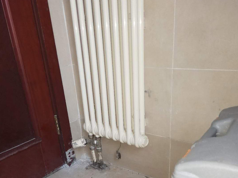 房屋暖氣維修方案：首先，還是需要關(guān)閉各閥門，然后查看暖氣片漏水的具體位置。然后如果是活接處漏水，更換活接即可；如果是接縫處漏水，更換對絲即可；如果是接口處漏水，更換暖氣管道、及其配件即可；如果是暖氣片有砂眼導(dǎo)致的漏水，這需要更換暖氣片，因為暖氣片可能會爆裂，否則，將會因小失大，到時候損失就慘重了。應(yīng)立即撥打暖氣維修中心電話，或者聯(lián)系購買暖氣片的廠家，盡早處理漏水的情況。