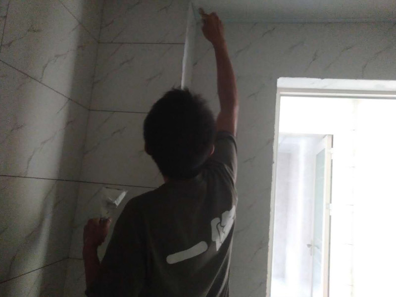 衛(wèi)生間瓷磚美縫方案：清潔瓷磚縫隙內(nèi)部的粉塵，用吸塵器或者掃把掃干凈，保證瓷磚縫隙內(nèi)不潮濕，無粉塵、顆粒；把出料嘴擰到美縫劑的出料口上，裝入膠槍準(zhǔn)備打膠，用濕毛巾濕潤瓷磚縫隙兩側(cè)的瓷磚，但是瓷磚縫隙內(nèi)必須干凈、干燥；打一條美縫劑，新手可以先打20cm---50cm，漸漸熟練后可以打更長的長度;然后把膠槍平放，出料嘴下面用接料板接住。