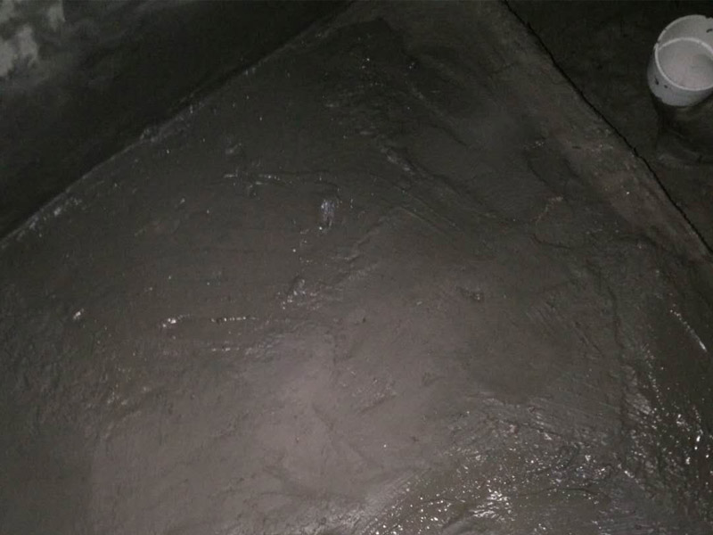 廁所找平刷防水裝修：第一步：清理墻面和地面 在涂刷防水涂層之前，先要清理墻面和地面，同時要用連接的氣泵皮管吹盡陰角處的浮沉。第二步：刷防水涂料，刷防水涂料時先刷墻角部位，交接處應(yīng)有200mm，墻角涂刷完成后涂刷墻體，不得有漏刷情況。第三步：閉水試驗，在涂刷完防水涂料后，不能立刻貼瓷磚，還必須進行防水測試。堵住衛(wèi)生間排水口、地漏等，然后將衛(wèi)生間積水2~3cm。24小時后到樓下查看是否有水滲漏，一旦發(fā)現(xiàn)有滲水痕跡，必須馬上返工。