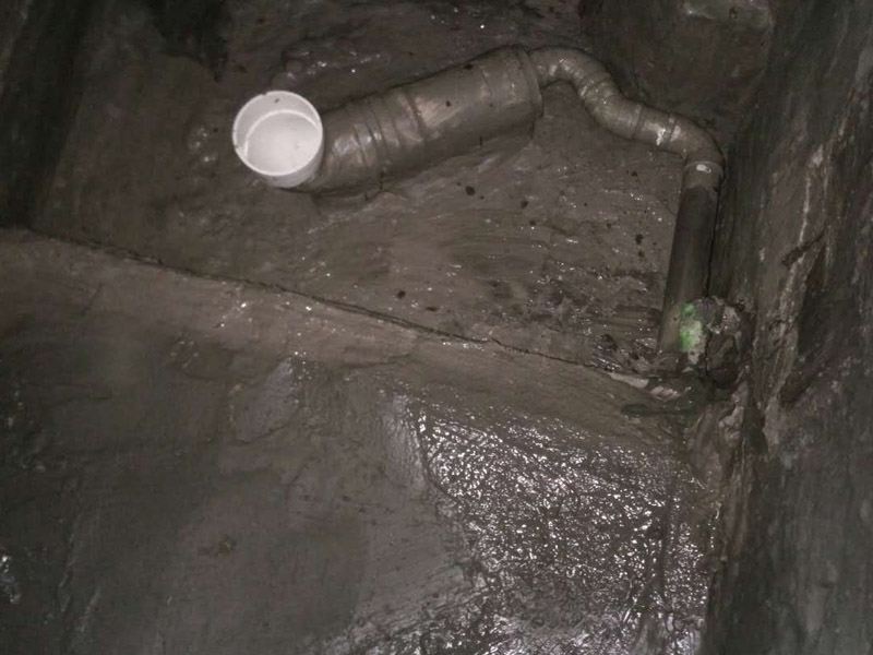 廁所找平刷防水裝修：第一步：清理墻面和地面 在涂刷防水涂層之前，先要清理墻面和地面，同時要用連接的氣泵皮管吹盡陰角處的浮沉。第二步：刷防水涂料，刷防水涂料時先刷墻角部位，交接處應(yīng)有200mm，墻角涂刷完成后涂刷墻體，不得有漏刷情況。第三步：閉水試驗，在涂刷完防水涂料后，不能立刻貼瓷磚，還必須進行防水測試。堵住衛(wèi)生間排水口、地漏等，然后將衛(wèi)生間積水2~3cm。24小時后到樓下查看是否有水滲漏，一旦發(fā)現(xiàn)有滲水痕跡，必須馬上返工。