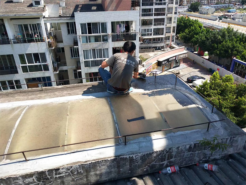 屋頂防水裝修：1、基層處理：基層在找斜坡施工前清掃干凈，不得有建筑垃圾和其他雜物；2、找平層：找平層采用20厚1:3水泥砂漿。找平層澆筑后及時(shí)摸壓密實(shí)并收光；3、煙道，墻角等與屋面交接部位采用聚乙烯丙綸高分子防水卷材和防水涂料做基層防水加強(qiáng)處理；4、基層處理完成后及時(shí)做盛水試驗(yàn)，水深50mm以上，盛水48小時(shí)，盛水試驗(yàn)后發(fā)現(xiàn)有滲水處，經(jīng)及時(shí)板下壓密注漿，板上增做聚乙烯丙綸高分子防水卷材和防水涂料。