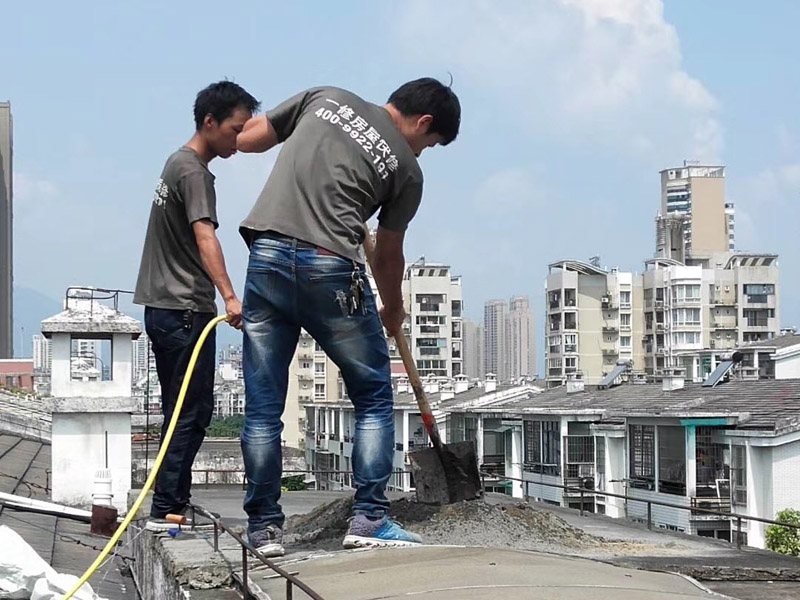 屋頂防水裝修：1、基層處理：基層在找斜坡施工前清掃干凈，不得有建筑垃圾和其他雜物；2、找平層：找平層采用20厚1:3水泥砂漿。找平層澆筑后及時(shí)摸壓密實(shí)并收光；3、煙道，墻角等與屋面交接部位采用聚乙烯丙綸高分子防水卷材和防水涂料做基層防水加強(qiáng)處理；4、基層處理完成后及時(shí)做盛水試驗(yàn)，水深50mm以上，盛水48小時(shí)，盛水試驗(yàn)后發(fā)現(xiàn)有滲水處，經(jīng)及時(shí)板下壓密注漿，板上增做聚乙烯丙綸高分子防水卷材和防水涂料。