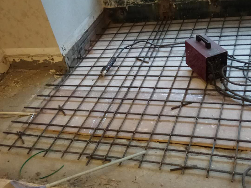 做鋼架樓板，打頂子灰：其一是自流平的兌和比例要恰到好處，保證地面做出來后的強(qiáng)度，沒有強(qiáng)度的地面往往就是后期地面起灰的根本；其二是自流平施工的起始位置，要保證整個(gè)地面在找平后的平整度，自流平開始施工的位置是很重要的。 攪拌好的自流平水泥直接倒在地上就好了，一個(gè)字&ldquo;流&rdquo;，看倒下去那一瞬間的情形，這就是不干不稀的狀態(tài)。不要把自流平施工想得太過簡(jiǎn)單了，等自流平水泥完全流平，那是不可能的，還需要工人師傅在用靠尺推趕水泥，這樣一來才能把水泥推開。