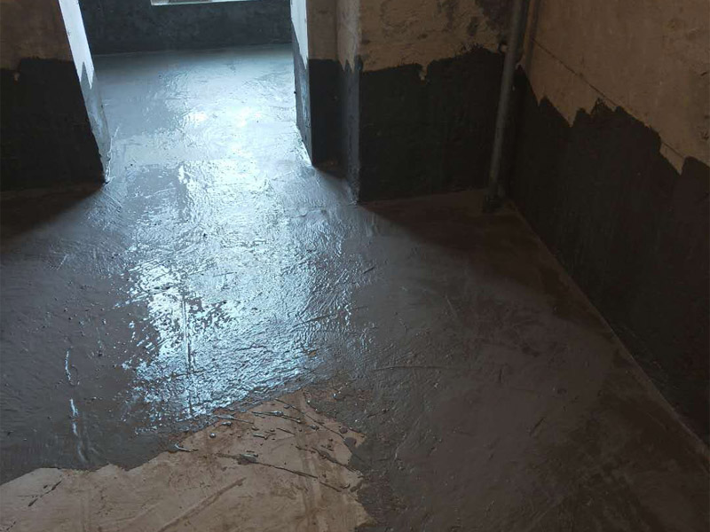 衛(wèi)生間地面墻面防水裝修：首先做防水之前，一定要將地面清理干凈，用水泥砂漿將地面找平，然后用聚氨酯防水涂料反復(fù)涂刷2至3遍2，墻與地面之間的接縫及上下水之間的管道地面接縫處是最容易出現(xiàn)問題的地方，防水涂料一定要涂抹到位。一般防水處理中墻面要做30厘米高的防水處理，但是非承重的輕體墻，就要將整面墻做防水，至少也要做到1，8米高。墻體內(nèi)埋水管，做到合理布局，鋪設(shè)水管一律做大于管徑的凹槽，槽內(nèi)抹灰圓滑，然后凹槽內(nèi)刷聚氨酯防水涂料。