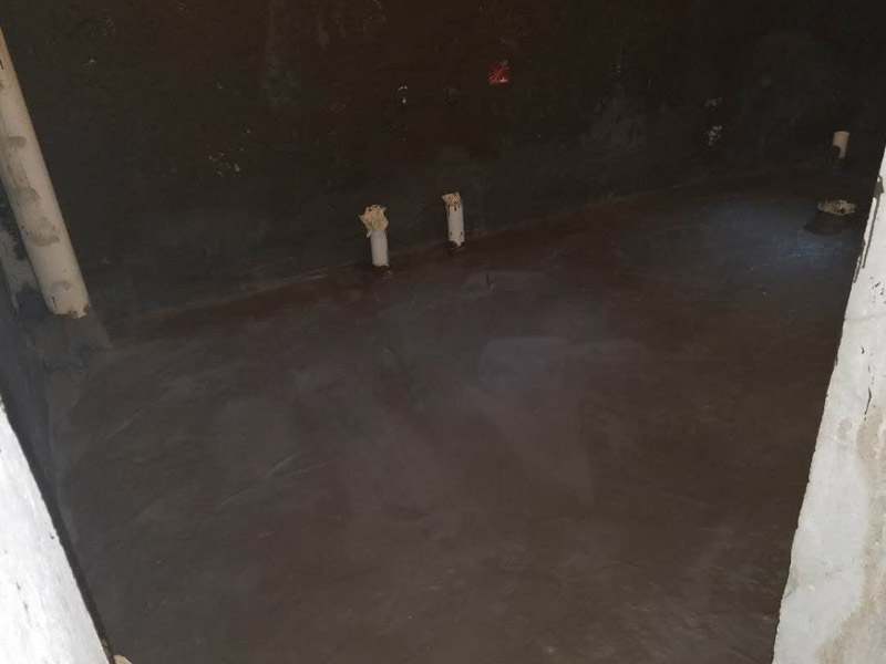 衛(wèi)生間地面墻面防水裝修：首先做防水之前，一定要將地面清理干凈，用水泥砂漿將地面找平，然后用聚氨酯防水涂料反復(fù)涂刷2至3遍2，墻與地面之間的接縫及上下水之間的管道地面接縫處是最容易出現(xiàn)問題的地方，防水涂料一定要涂抹到位。一般防水處理中墻面要做30厘米高的防水處理，但是非承重的輕體墻，就要將整面墻做防水，至少也要做到1，8米高。墻體內(nèi)埋水管，做到合理布局，鋪設(shè)水管一律做大于管徑的凹槽，槽內(nèi)抹灰圓滑，然后凹槽內(nèi)刷聚氨酯防水涂料。