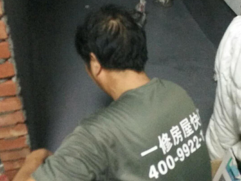 衛(wèi)生間地面墻面防水裝修：首先做防水之前，一定要將地面清理干凈，用水泥砂漿將地面找平，然后用聚氨酯防水涂料反復(fù)涂刷2至3遍2，墻與地面之間的接縫及上下水之間的管道地面接縫處是最容易出現(xiàn)問題的地方，防水涂料一定要涂抹到位。一般防水處理中墻面要做30厘米高的防水處理，但是非承重的輕體墻，就要將整面墻做防水，至少也要做到1，8米高。墻體內(nèi)埋水管，做到合理布局，鋪設(shè)水管一律做大于管徑的凹槽，槽內(nèi)抹灰圓滑，然后凹槽內(nèi)刷聚氨酯防水涂料。