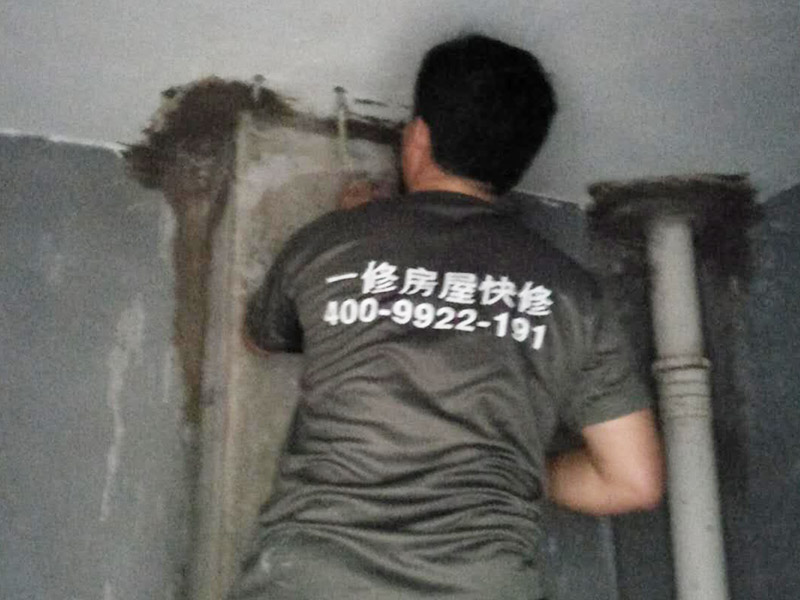 墻面高壓灌漿補漏裝修：首先確定灌漿孔位置及間距。清理干凈需要施工區(qū)域。然后使用電錘等鉆孔工具沿裂縫兩側(cè)進行鉆孔，鉆頭14mm，鉆孔角度≤45°，鉆孔深度≤結(jié)構(gòu)厚度2/3，鉆頭深度≤結(jié)構(gòu)厚度的2/3，鉆孔必須穿過裂縫。在鉆好的孔內(nèi)安裝止水針頭，針頭后帶膨脹橡膠，并用專用內(nèi)六角扳手?jǐn)Q緊，使灌漿嘴周圍與鉆孔之間無空隙，不漏水。用高壓灌漿機向灌漿嘴內(nèi)注入潔凈水，觀察出水點情況，并將縫內(nèi)粉塵清洗干凈。立面灌漿順序由上至下，平面可由一端開始，單孔逐一連續(xù)進行。灌漿完畢，確認不漏即可去掉或敲掉外露的灌漿嘴，清理干凈已固定化的溢露出的灌漿液，最后對灌漿口進行修補、封口處理。