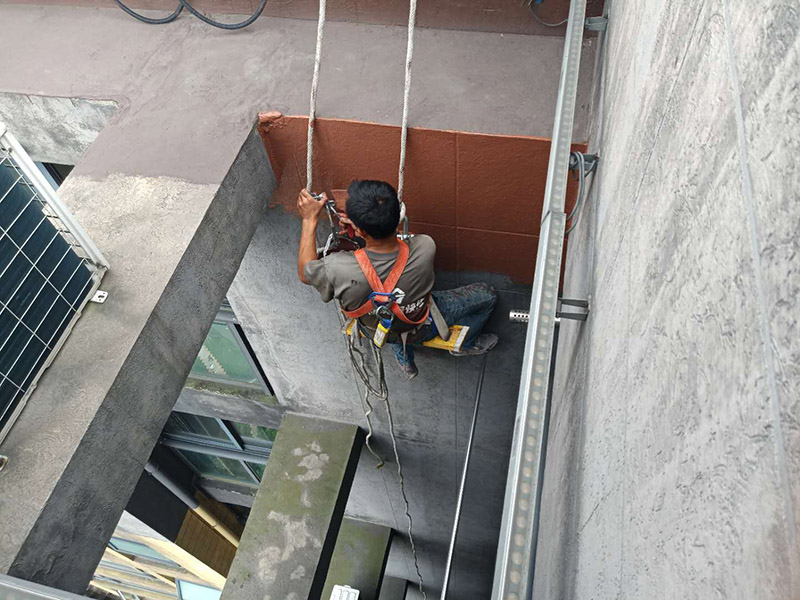 外墻刷防水裝修：一、清理基層，新舊面層必須清理干凈，不得有雜物和灰塵，以免影響粘結(jié)強(qiáng)度，涂刷防水涂料時(shí)基層應(yīng)干燥。二、備好防水卷材、防水涂料、基層涂料和粘接卷材的涂料必須要分清，為提高防水卷材與基層粘結(jié)性，可用底層涂料反復(fù)涂刷，涂刷均勻，覆蓋完全。三、將攪拌均勻的晨光防水涂料根據(jù)現(xiàn)場(chǎng)要涂刷的面積開始涂刷，基層涂刷要大于粘卷材的面積，不要超過三十。刷第二次涂料之前必須要等一次涂料完全凝固后方可再次涂刷，底層涂料次涂刷完畢后約4—8左右。四、要等第二次涂料完全凝固后方可施工。