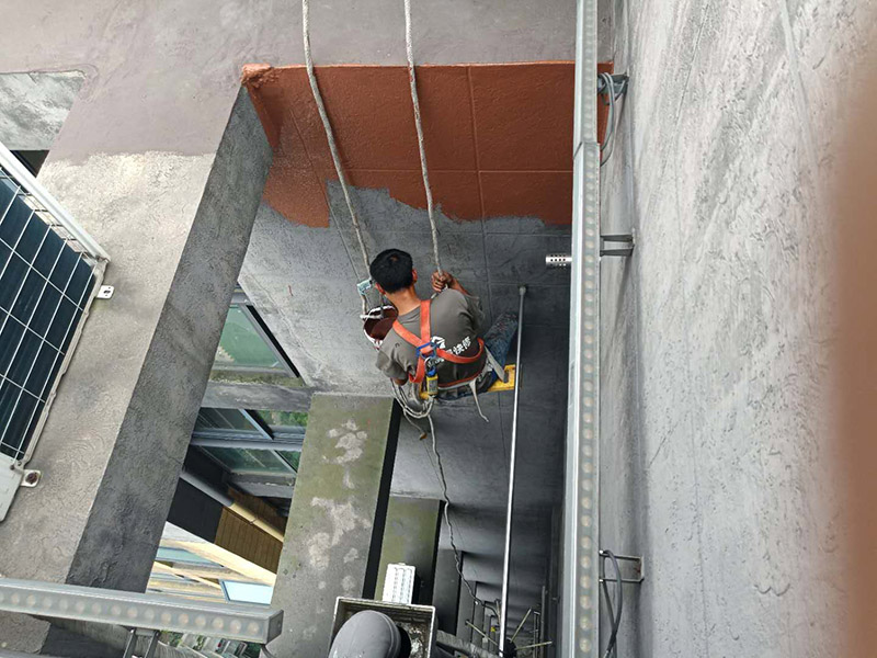 外墻刷防水裝修：一、清理基層，新舊面層必須清理干凈，不得有雜物和灰塵，以免影響粘結(jié)強(qiáng)度，涂刷防水涂料時(shí)基層應(yīng)干燥。二、備好防水卷材、防水涂料、基層涂料和粘接卷材的涂料必須要分清，為提高防水卷材與基層粘結(jié)性，可用底層涂料反復(fù)涂刷，涂刷均勻，覆蓋完全。三、將攪拌均勻的晨光防水涂料根據(jù)現(xiàn)場(chǎng)要涂刷的面積開始涂刷，基層涂刷要大于粘卷材的面積，不要超過三十。刷第二次涂料之前必須要等一次涂料完全凝固后方可再次涂刷，底層涂料次涂刷完畢后約4—8左右。四、要等第二次涂料完全凝固后方可施工。