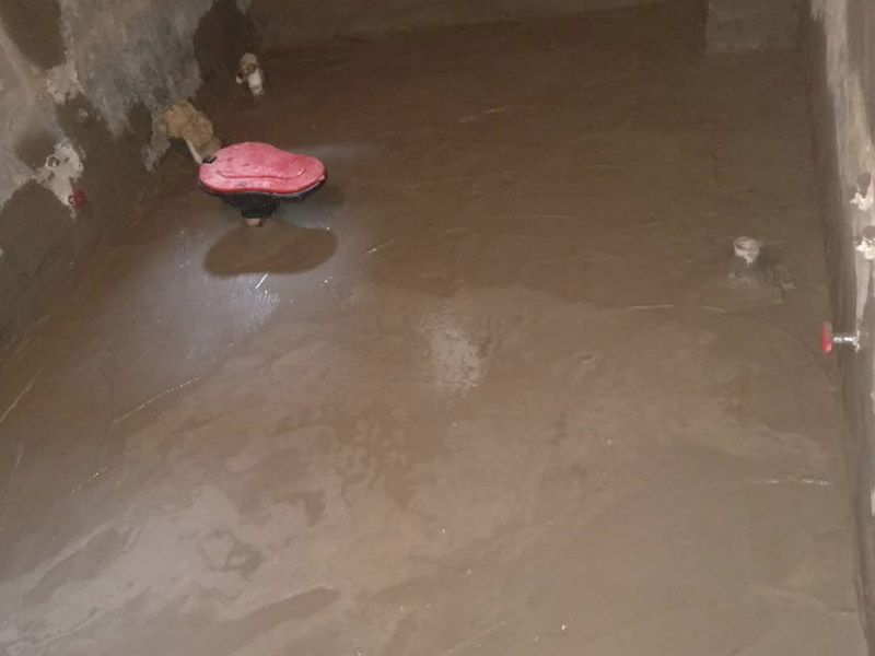 浴室地面找平裝修：第一，地面找平的基底處理，如果基底的處理出現(xiàn)了差錯，可能會導(dǎo)致后期出現(xiàn)乳膠漆掉色掉漆，瓷磚黏貼不牢靠等問題，為了避免這些問題的出現(xiàn)，影響裝修效果。第二，地面找平的具體流程，地面找平在裝修中也分很多類型，有石膏找平、自流平找平、和水泥砂漿找平。這三種是比較常見的地面找平方法，也有著各自的特色和優(yōu)點，比如說石膏找平就適合那種局部不平但整體平整度不錯的房間，而自流平找平則偏向于整個房間找平，不適用于局部找平，水泥砂漿找平和石膏找平有一定的共通點，適用于小范圍找平。具體選用哪種方面需要依地面的具體情況而定。