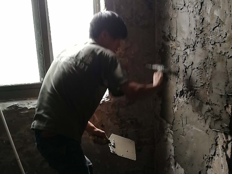 廁所墻面抹灰裝修：在抹灰前一天，用軟管或膠皮管將填充墻面自上而下澆水濕潤(rùn)，抹灰前不得有明水。做灰餅時(shí)從上而下做，灰餅間距應(yīng)小于刮尺長(zhǎng)度，墻體上角先做灰餅，再以它為基準(zhǔn)拉線做出上部、中間的灰餅，根據(jù)墻體上部的灰餅以托線板做出墻體下部灰餅，使其與上部灰餅在同一垂直面上，然后拉水平統(tǒng)線，加做若干灰餅。防水處理——衛(wèi)生間的防水處理是很重要的。衛(wèi)生間是接觸水很多的空間，防水功夫做好可以防止?jié)B水問(wèn)題，避免給樓下鄰居和自己造成麻煩。在防水后需要做閉水實(shí)驗(yàn)，以確保防水的效果。