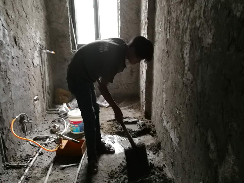 廁所墻面抹灰裝修：在抹灰前一天，用軟管或膠皮管將填充墻面自上而下澆水濕潤(rùn)，抹灰前不得有明水。做灰餅時(shí)從上而下做，灰餅間距應(yīng)小于刮尺長(zhǎng)度，墻體上角先做灰餅，再以它為基準(zhǔn)拉線做出上部、中間的灰餅，根據(jù)墻體上部的灰餅以托線板做出墻體下部灰餅，使其與上部灰餅在同一垂直面上，然后拉水平統(tǒng)線，加做若干灰餅。防水處理——衛(wèi)生間的防水處理是很重要的。衛(wèi)生間是接觸水很多的空間，防水功夫做好可以防止?jié)B水問(wèn)題，避免給樓下鄰居和自己造成麻煩。在防水后需要做閉水實(shí)驗(yàn)，以確保防水的效果。