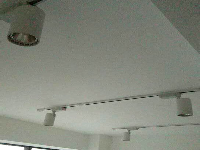 客廳軌道燈安裝裝修：安裝滑道（軌道），如果棚頂直接為木板或有鐵龍骨可以直接打釘打眼的，就直接可以把滑道安裝上，記住為了美觀，先在接線盒處打一小孔以便將電源線引入棚頂中。固定好滑道后，拿來滑道燈，將滑道燈底座的卡頭，擰平，對準滑道凹槽，將滑道燈底座塞入滑道內(nèi)。稍微用點力，嚴絲合縫后，擰下卡頭旋轉(zhuǎn)的把手，一定要擰到位固定好后，左右滑動一下，看是否固定好。通電后發(fā)現(xiàn)燈不亮不要緊，只要一個滑道上有燈亮，就不是接線問題，可以重新卸下滑道燈，重新安裝或換個方向重新安裝。