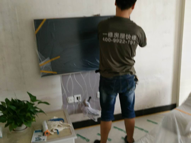 吊頂裝修家具現(xiàn)場(chǎng)保護(hù)：1、做好入戶門保護(hù)；各類裝修物料的進(jìn)場(chǎng)、建筑裝修垃圾的清理都必須經(jīng)過入戶門。在對(duì)物品進(jìn)行搬運(yùn)時(shí)，難免會(huì)與入戶門發(fā)生磕碰及摩擦。因此，在進(jìn)行成品保護(hù)時(shí)，我們首先要做好入戶門的保護(hù)。2、做好水電改造期間的成品保護(hù)；水電改造完成后，應(yīng)當(dāng)對(duì)各種管線進(jìn)行規(guī)范的固定，以防脫落;對(duì)裸露的線頭要進(jìn)行包裹，以防發(fā)生觸電的危險(xiǎn);做好地面裸線管的固定和保護(hù)，防止被踩壞。同時(shí)，在搬運(yùn)物料時(shí)，也不要破壞地面鋪設(shè)的管線。3、做好瓷磚、地板的鋪貼保護(hù)；進(jìn)行裝修施工時(shí)，磁環(huán)邊鋪邊勾縫，在崗鋪設(shè)的瓷磚、地板上堆放雜物、走動(dòng)踩踏，地板沒有使用成品保護(hù)膜覆蓋等都會(huì)影響瓷磚及地板的鋪貼效果，使瓷磚出現(xiàn)施工質(zhì)量問題。