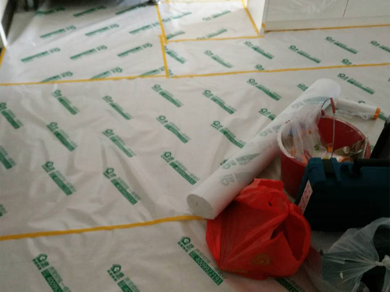 吊頂裝修家具現(xiàn)場(chǎng)保護(hù)：1、做好入戶門保護(hù)；各類裝修物料的進(jìn)場(chǎng)、建筑裝修垃圾的清理都必須經(jīng)過入戶門。在對(duì)物品進(jìn)行搬運(yùn)時(shí)，難免會(huì)與入戶門發(fā)生磕碰及摩擦。因此，在進(jìn)行成品保護(hù)時(shí)，我們首先要做好入戶門的保護(hù)。2、做好水電改造期間的成品保護(hù)；水電改造完成后，應(yīng)當(dāng)對(duì)各種管線進(jìn)行規(guī)范的固定，以防脫落;對(duì)裸露的線頭要進(jìn)行包裹，以防發(fā)生觸電的危險(xiǎn);做好地面裸線管的固定和保護(hù)，防止被踩壞。同時(shí)，在搬運(yùn)物料時(shí)，也不要破壞地面鋪設(shè)的管線。3、做好瓷磚、地板的鋪貼保護(hù)；進(jìn)行裝修施工時(shí)，磁環(huán)邊鋪邊勾縫，在崗鋪設(shè)的瓷磚、地板上堆放雜物、走動(dòng)踩踏，地板沒有使用成品保護(hù)膜覆蓋等都會(huì)影響瓷磚及地板的鋪貼效果，使瓷磚出現(xiàn)施工質(zhì)量問題。