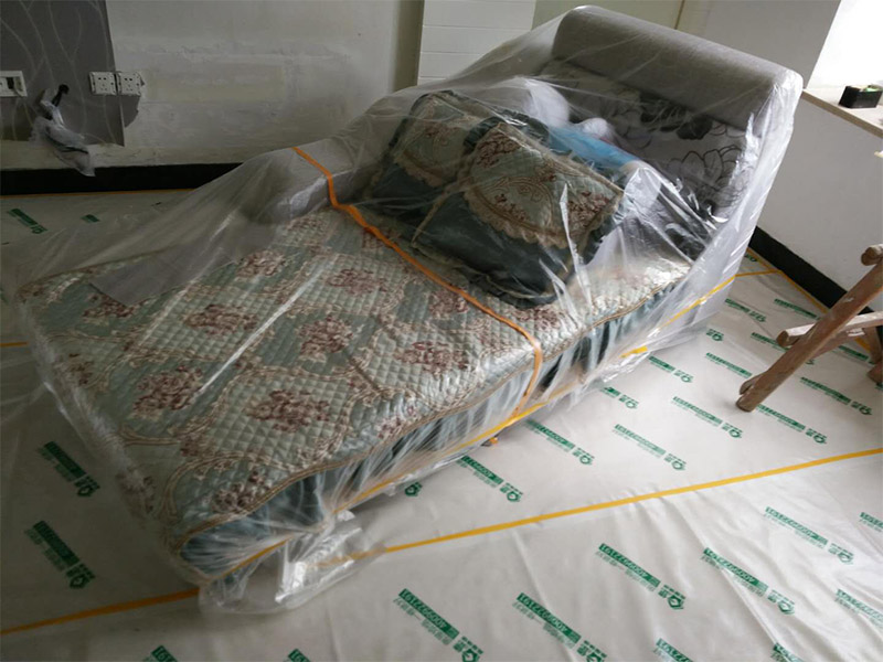 吊頂裝修家具現(xiàn)場(chǎng)保護(hù)：1、做好入戶門保護(hù)；各類裝修物料的進(jìn)場(chǎng)、建筑裝修垃圾的清理都必須經(jīng)過入戶門。在對(duì)物品進(jìn)行搬運(yùn)時(shí)，難免會(huì)與入戶門發(fā)生磕碰及摩擦。因此，在進(jìn)行成品保護(hù)時(shí)，我們首先要做好入戶門的保護(hù)。2、做好水電改造期間的成品保護(hù)；水電改造完成后，應(yīng)當(dāng)對(duì)各種管線進(jìn)行規(guī)范的固定，以防脫落;對(duì)裸露的線頭要進(jìn)行包裹，以防發(fā)生觸電的危險(xiǎn);做好地面裸線管的固定和保護(hù)，防止被踩壞。同時(shí)，在搬運(yùn)物料時(shí)，也不要破壞地面鋪設(shè)的管線。3、做好瓷磚、地板的鋪貼保護(hù)；進(jìn)行裝修施工時(shí)，磁環(huán)邊鋪邊勾縫，在崗鋪設(shè)的瓷磚、地板上堆放雜物、走動(dòng)踩踏，地板沒有使用成品保護(hù)膜覆蓋等都會(huì)影響瓷磚及地板的鋪貼效果，使瓷磚出現(xiàn)施工質(zhì)量問題。