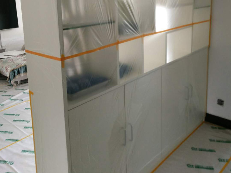 吊頂裝修家具現(xiàn)場(chǎng)保護(hù)：1、做好入戶門保護(hù)；各類裝修物料的進(jìn)場(chǎng)、建筑裝修垃圾的清理都必須經(jīng)過入戶門。在對(duì)物品進(jìn)行搬運(yùn)時(shí)，難免會(huì)與入戶門發(fā)生磕碰及摩擦。因此，在進(jìn)行成品保護(hù)時(shí)，我們首先要做好入戶門的保護(hù)。2、做好水電改造期間的成品保護(hù)；水電改造完成后，應(yīng)當(dāng)對(duì)各種管線進(jìn)行規(guī)范的固定，以防脫落;對(duì)裸露的線頭要進(jìn)行包裹，以防發(fā)生觸電的危險(xiǎn);做好地面裸線管的固定和保護(hù)，防止被踩壞。同時(shí)，在搬運(yùn)物料時(shí)，也不要破壞地面鋪設(shè)的管線。3、做好瓷磚、地板的鋪貼保護(hù)；進(jìn)行裝修施工時(shí)，磁環(huán)邊鋪邊勾縫，在崗鋪設(shè)的瓷磚、地板上堆放雜物、走動(dòng)踩踏，地板沒有使用成品保護(hù)膜覆蓋等都會(huì)影響瓷磚及地板的鋪貼效果，使瓷磚出現(xiàn)施工質(zhì)量問題。