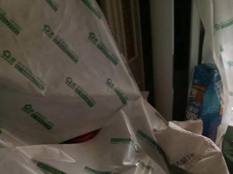 墻面局部拆除裝修：首先是外墻部分，也就是屋頂面和地面這兩塊，是不能動(dòng)搖的，因?yàn)檫@是房屋的外在防御部位。除此以外，禁止拆改配重墻和承重墻，因?yàn)榕渲貕κ欠块g與陽臺之間的門窗以下部分的墻，拆改后可能會(huì)導(dǎo)致陽臺坍塌;承重墻是預(yù)制板墻和24厘米以上的磚墻，不能拆除也不能開門窗。首先，要顧慮到隔壁鄰居的感受。因?yàn)槭┕?huì)產(chǎn)生較大的噪音，所以要先與周邊居民溝通或者是采取一些降噪措施，以免與鄰居發(fā)生糾紛。其次還要注意維護(hù)好居室的水電系統(tǒng)。在墻體的拆除之前，要對電路的改造方向詳細(xì)的考慮，因?yàn)橐话銐w中都帶有電路線管，切忌不要野蠻施工，弄斷線路。