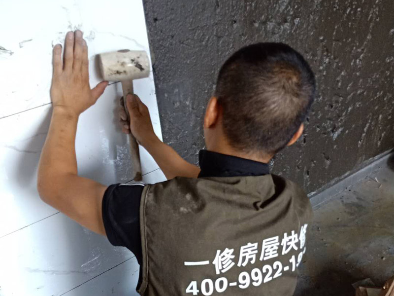 衛(wèi)生間墻面瓷磚鋪貼：首先應(yīng)除去基層表面的污垢，油漬，浮灰;除去基層上所有涂料層，膩?zhàn)訉?如果基層未能達(dá)到平整度要求，需對(duì)基層進(jìn)行預(yù)先的找平處理；鋪貼瓷磚前需事先找好垂直線，以此為基準(zhǔn)鋪貼的瓷磚高低均勻、垂直美觀;將調(diào)制好的漿料均勻地抹在瓷磚背面，要求漿料飽滿；將瓷磚平整地鋪貼在基層上，使用橡膠錘將瓷磚拍實(shí)鋪平。