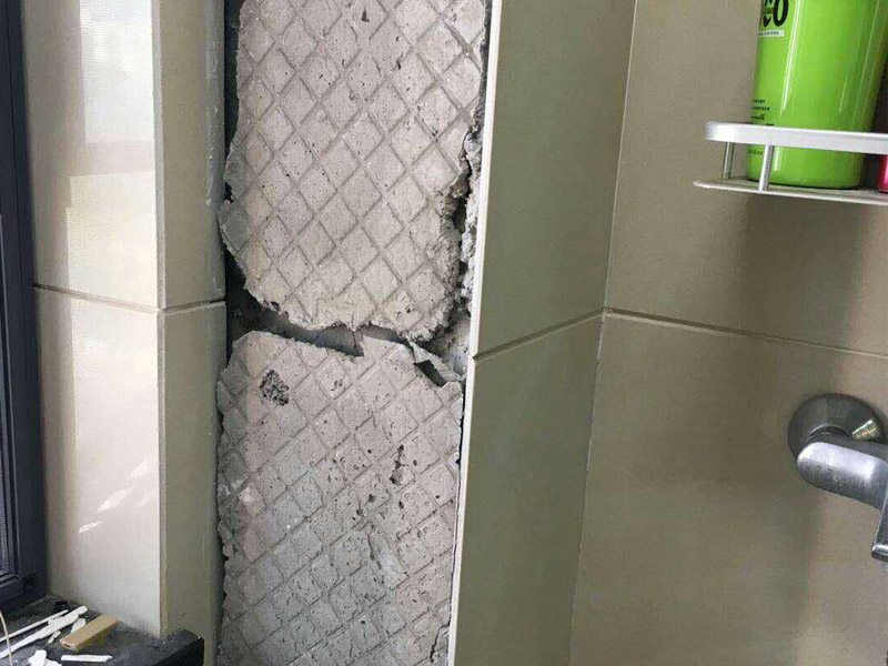 局部瓷磚重貼裝修：基層處理：將凸出墻面的混凝土剔平，對(duì)于基體為混凝土表面很光滑的要鑿毛，或用可摻界劑膠的水泥水細(xì)砂漿做小拉毛墻，也可以刷界面劑、并澆水濕潤(rùn)基層。浸磚：面磚鑲貼前，應(yīng)挑選顏色、規(guī)格一致的磚；浸泡磚時(shí)，將面磚清掃干凈，放入凈水中浸泡2小時(shí)上，取出待表面晾干或擦干凈后方可使用。粘貼面磚：粘貼應(yīng)自下而上進(jìn)行。抹8㎜厚1：0.1：2.5水泥石灰膏砂漿結(jié)合層，要刮平，隨抹隨自上而下粘貼面磚，要求砂漿飽滿(mǎn)，虧灰時(shí)，取下重貼，并隨時(shí)用靠尺檢查整度，同時(shí)保證縫隙寬度一致。面磚勾縫與擦縫：貼完經(jīng)自檢無(wú)空鼓、不平、不直后 ，用棉絲擦干凈，用鉤縫膠、白水泥或拍干白水泥擦縫，用布將縫的素擦勻，磚面擦凈。