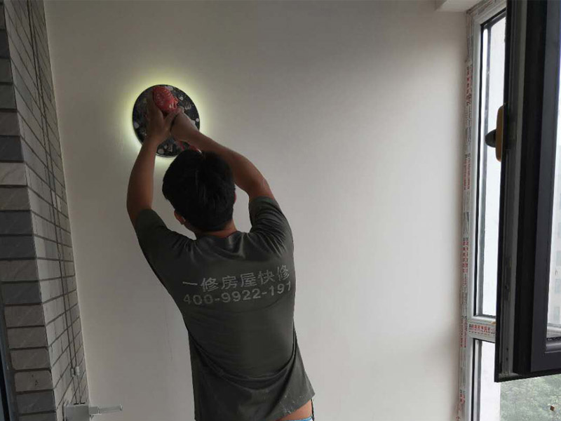 新房墻面打磨裝修：1、舊墻皮鏟除（如為新房，且墻面為水泥平整墻面，此步驟不需要）。
2、墻面清理，檢查是否有孔洞、油污、不平整的地方，如有需要，先修補然后施工。
3、批刮膩子，選用較好的墻襯一類的防水膩子，一般為2遍，第一遍批刮后1小時表干后打磨平整。
4、批刮第二遍膩子，干燥后打磨，注意選用600目以上砂紙，否則墻面刮痕會嚴重。
5、用200瓦的大燈泡靠近墻面檢查是否有不平整或砂眼，如有局部修補。
6、用干凈毛巾徹底清理墻面灰塵，用吸塵器清理干凈。
7、調(diào)配乳膠漆底漆，選用較好的羊毛刷或使用噴涂方式施工。
8、按次序涂刷1遍底漆，2遍面漆。