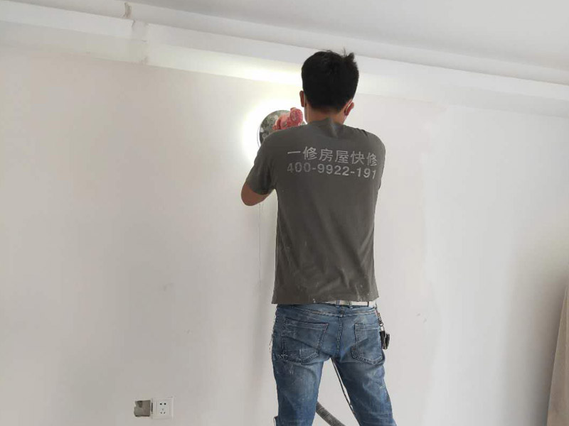 新房墻面打磨裝修：1、舊墻皮鏟除（如為新房，且墻面為水泥平整墻面，此步驟不需要）。
2、墻面清理，檢查是否有孔洞、油污、不平整的地方，如有需要，先修補然后施工。
3、批刮膩子，選用較好的墻襯一類的防水膩子，一般為2遍，第一遍批刮后1小時表干后打磨平整。
4、批刮第二遍膩子，干燥后打磨，注意選用600目以上砂紙，否則墻面刮痕會嚴重。
5、用200瓦的大燈泡靠近墻面檢查是否有不平整或砂眼，如有局部修補。
6、用干凈毛巾徹底清理墻面灰塵，用吸塵器清理干凈。
7、調(diào)配乳膠漆底漆，選用較好的羊毛刷或使用噴涂方式施工。
8、按次序涂刷1遍底漆，2遍面漆。