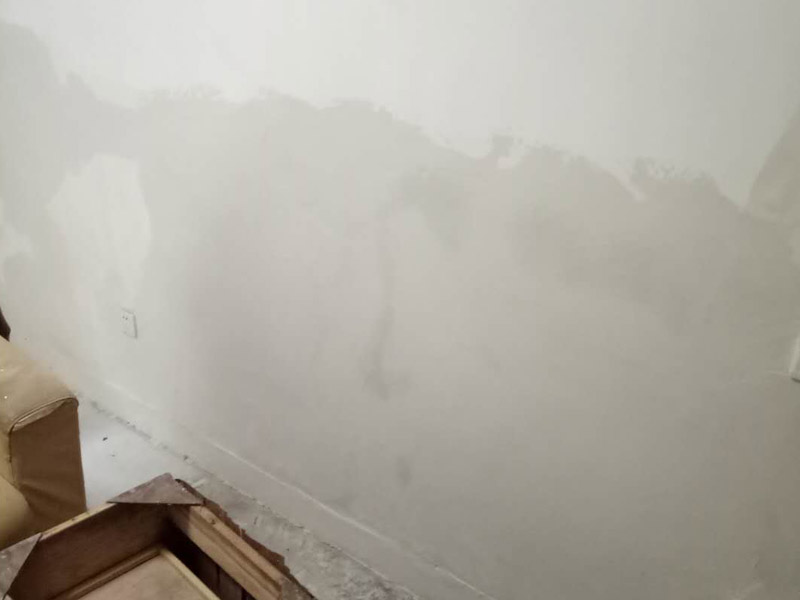 墻面修補裝修：先把墻面受損部位 脫落、起皮空鼓地方鏟除，并清理干凈；之后取出網(wǎng)上購買的補墻膏套裝；取適量補墻膏直接批刮，等6-12小時干燥后用砂紙打磨平整，用抹布把粉塵擦拭干凈。用補墻漆兌入10%以內(nèi)的清水稀釋，攪拌均勻后涂刷2-3遍，每遍間隔3小時以上。