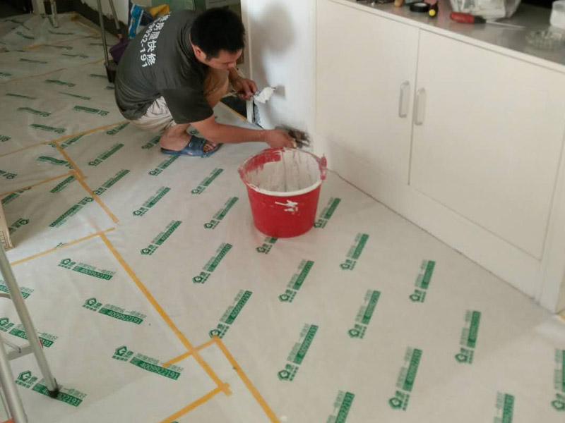 踢腳線維修方案：1.鉆孔：鉆孔前要觀察好水電的布線走向，以防出錯(cuò)。鉆孔的間隔不能太大，不然踢腳線難以貼住墻面。鉆孔的間隔應(yīng)在40cm左右，接口處的間隔應(yīng)小一點(diǎn)。將小木條釘入剛才打好的孔中。2.固定：固定踢腳線前要對墻面進(jìn)行平整、清理，不然踢腳線安裝上去后，不能完全貼緊墻面，會(huì)留下難看的縫隙。3.邊角處理：墻角處，踢腳線相交的地方，踢腳線的邊緣要進(jìn)行45度角的裁切，這樣接口處就不會(huì)留下難看的痕跡。將裁切好的踢腳線進(jìn)行固定。4.踢腳線安裝要點(diǎn)： 固定踢腳線的釘子要用專門的螺紋釘，這樣的固定效果更好，不易松動(dòng)。大家要注意廠商是否偷工減料的。