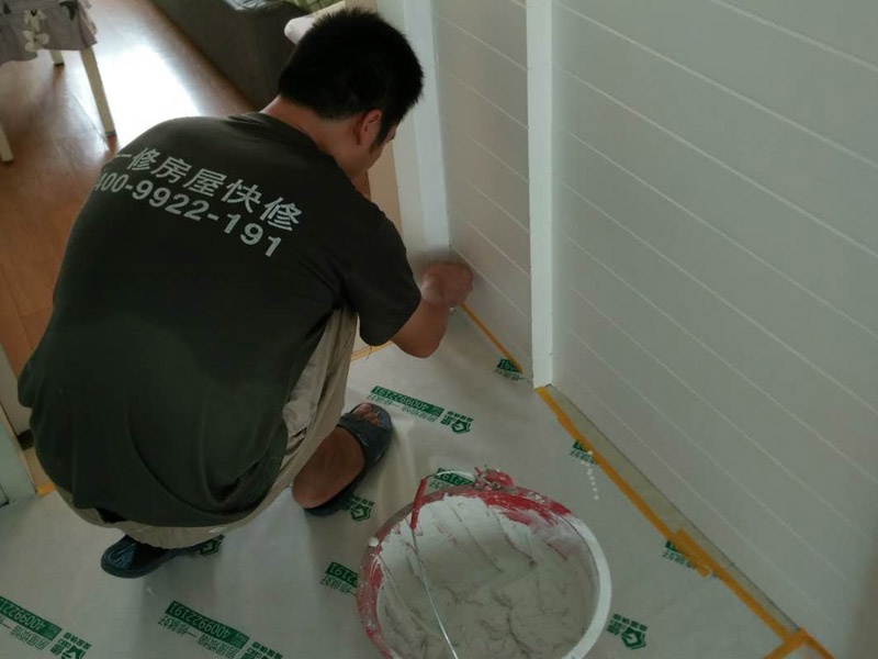 踢腳線維修方案：1.鉆孔：鉆孔前要觀察好水電的布線走向，以防出錯(cuò)。鉆孔的間隔不能太大，不然踢腳線難以貼住墻面。鉆孔的間隔應(yīng)在40cm左右，接口處的間隔應(yīng)小一點(diǎn)。將小木條釘入剛才打好的孔中。2.固定：固定踢腳線前要對墻面進(jìn)行平整、清理，不然踢腳線安裝上去后，不能完全貼緊墻面，會(huì)留下難看的縫隙。3.邊角處理：墻角處，踢腳線相交的地方，踢腳線的邊緣要進(jìn)行45度角的裁切，這樣接口處就不會(huì)留下難看的痕跡。將裁切好的踢腳線進(jìn)行固定。4.踢腳線安裝要點(diǎn)： 固定踢腳線的釘子要用專門的螺紋釘，這樣的固定效果更好，不易松動(dòng)。大家要注意廠商是否偷工減料的。