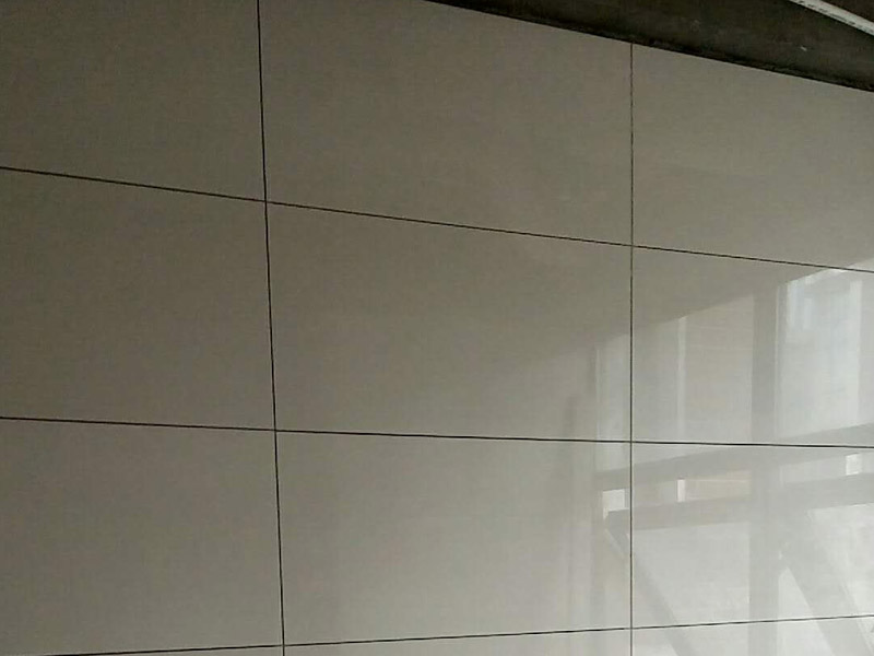 廁所墻面貼磚裝修：1.首先將經(jīng)過預(yù)選的瓷磚背面清理干凈，并浸水2小時以上；2.鋪貼開始前還應(yīng)當(dāng)在墻面找平層上吊垂線，以確定瓷磚的出墻尺寸線；3.鋪瓷磚一般從陽角或門窗邊開始，按由下而上，自左至右的順序進行；4.鋪瓷磚時，應(yīng)及時將瓷磚縫中多余的粘接材料刮理干凈，并用濕棉布擦去面磚上的污跡，千萬不要等到粘接材料干硬后再擦拭清洗，那樣不但不能清洗干凈，如果用硬物刮除又會損害釉面層。