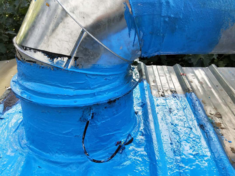 房屋煙道防水維修：煙道根部與屋面交接處叫做附加層，屋面的附加層都需要進(jìn)行防水處理。如果未做防水處理，雨水會(huì)浸入導(dǎo)致煙道滲漏水。做法是：沿?zé)煹栏胯徱蝗Νh(huán)狀槽，清理干凈基面，然后用堵漏王封堵。然后煙道根部向上300mm的范圍內(nèi)涂刷非固化防水涂料，再在涂層上粘貼一層SBS防水卷材。樓上煙道接口處沒(méi)做防水處理，廚房地面漏水，沿?zé)煹拦芡獗跐B水下去。把樓上給水總閥關(guān)掉，2天內(nèi)不要在廚房用水，如果樓下還在漏，那基本可以排除是樓上的原因?qū)е聼煹缆┧?。如果樓下沒(méi)漏了，那就可以認(rèn)為是樓上的緣故了。處理方法是在樓上煙道根部周?chē)蝗﹁徱粋€(gè)環(huán)狀槽，清理干凈槽內(nèi)，并用堵漏王堵塞環(huán)狀槽，用壓子壓實(shí)抹光。煙道根部向上300mm的范圍內(nèi)采用聚合物防水砂漿粉刷，或采用柔性防水層。