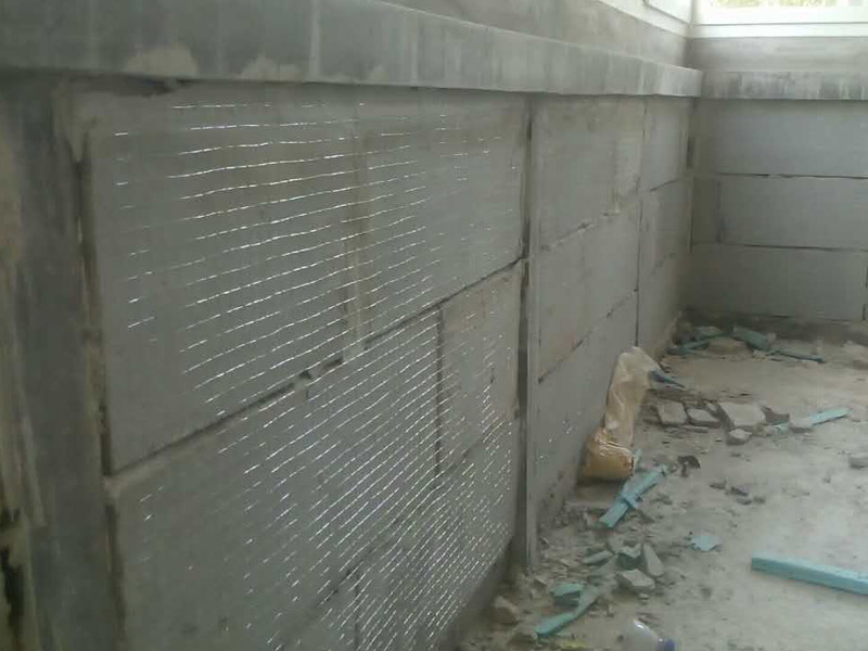 白灰墻面掛網(wǎng)抹灰裝修：1  基層處理：抹灰前檢查加氣混凝土墻體，對松動、灰漿不飽滿的拼縫及粱、板下的頂頭縫，用摻用水量10%的建筑膠灰漿填塞密實。將露出墻面的舌頭灰刮凈，墻面的凸出部位剔鑿平整。墻面坑凹不平處、砌塊缺楞掉角的以及剔鑿的設備管線槽、洞，應用膠灰整修密實、平順。2  灑水濕潤：將墻面浮土清掃干凈，分數(shù)遍澆水濕潤。由于加氣混凝土塊吸水速度先快后慢，吸水量慢而延續(xù)時間長，故應增加澆水的次數(shù)，使抹灰層有良好的凝結硬化條件，不致在砂漿的硬化過程中水分被加氣混凝土吸走。3  貼灰餅、沖筋：用托線板檢測一遍墻面不同部位的垂直、平整情況，以墻面的實際高度決定灰餅和沖筋的數(shù)量。