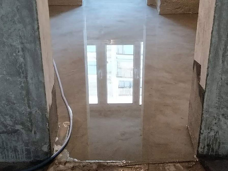 廁所閉水試驗(yàn)裝修：1、防水施工完成，24小時(shí)后可做閉水試驗(yàn); 2、把地漏進(jìn)行暫時(shí)性封堵 ; 3、在衛(wèi)生間門(mén)口設(shè)置水泥砂漿擋墻 ; 4、蓄水后做好水位標(biāo)記 ，以便查看水落程度; 5、蓄水時(shí)間24～48小時(shí) ; 6、閉水后，看水位是否有明顯下降，仔細(xì)檢查四周墻面和地面有無(wú)滲漏現(xiàn)象，從樓下觀察是否有水滲出，如果有，請(qǐng)及時(shí)檢查樓下屋頂和管道根部是否有滲漏水等現(xiàn)象，如果沒(méi)有滲漏水，繼續(xù)完成閉水;