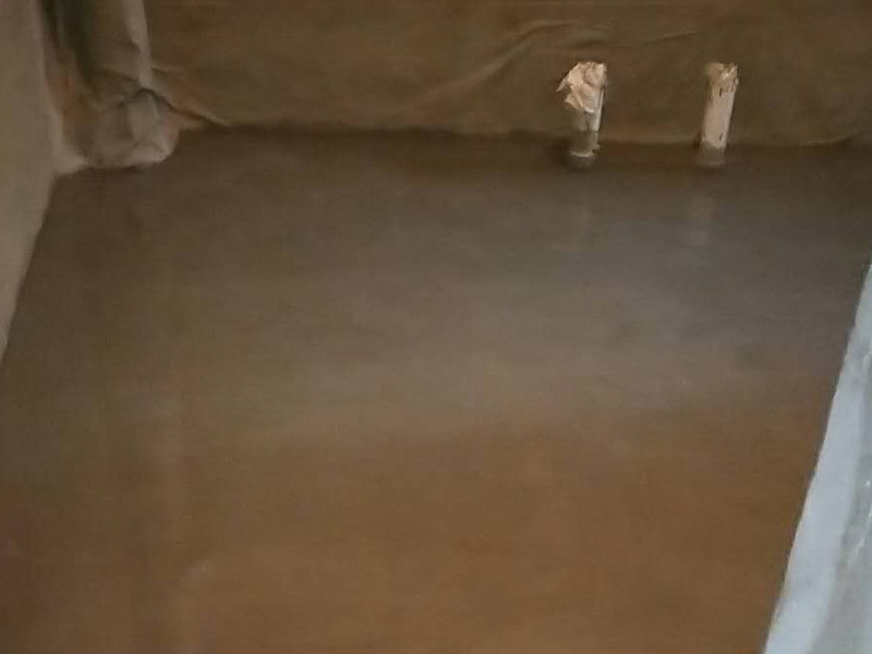 廁所閉水試驗(yàn)裝修：1、防水施工完成，24小時(shí)后可做閉水試驗(yàn); 2、把地漏進(jìn)行暫時(shí)性封堵 ; 3、在衛(wèi)生間門(mén)口設(shè)置水泥砂漿擋墻 ; 4、蓄水后做好水位標(biāo)記 ，以便查看水落程度; 5、蓄水時(shí)間24～48小時(shí) ; 6、閉水后，看水位是否有明顯下降，仔細(xì)檢查四周墻面和地面有無(wú)滲漏現(xiàn)象，從樓下觀察是否有水滲出，如果有，請(qǐng)及時(shí)檢查樓下屋頂和管道根部是否有滲漏水等現(xiàn)象，如果沒(méi)有滲漏水，繼續(xù)完成閉水;