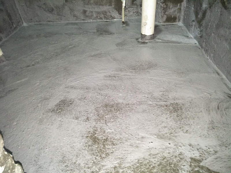 衛(wèi)生間刷防水裝修：1、刷第一遍防水涂料。施工前確保工地干凈、干燥，防水涂料要涂滿，無遺漏，與基層結(jié)合牢固，無裂紋，無氣泡，無脫落現(xiàn)象。涂刷高度一致，厚度要達(dá)到產(chǎn)品規(guī)定要求。2、刷第二遍防水涂料。注意、第二遍防水涂料間需要有一定時間間隔，待遍涂料干透后才能進(jìn)行第二遍，具體時間視涂料而定。間隔時間太短，防水的效果會大打折扣。3、鋪保護(hù)層。為防止之后的施工破壞防水層，需在防水涂料表面鋪上保護(hù)層。保護(hù)層要完全覆蓋防水層，無遺漏，與基層結(jié)合牢固，無裂紋，無氣泡，無脫落現(xiàn)象。4、閉水試驗(yàn)。閉水試驗(yàn)時，地面點(diǎn)的水線不能低于2厘米，保存至少24小時，觀察無滲漏現(xiàn)象后方算合格。如有滲漏，需重做，切莫不能疏忽大意。5、基層處理、清理，做找平層、結(jié)合層，細(xì)部附加層、丙烯酸防水層，蓄水試驗(yàn)、保護(hù)層施工、二次蓄水試驗(yàn)。