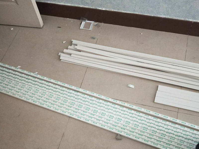 電路走線安裝：1、按照效果圖和具體施工圖設(shè)計(jì)圖紙，并選用確定燈具、插座、開關(guān)等位置，然后確定電線的鋪設(shè)位置、穿過墻壁和屋頂?shù)奈恢?，而且還要確定起始、轉(zhuǎn)角、分支、終端點(diǎn)的位置，用絕緣子或槽板固定它們的位置。2、再根據(jù)電線的走向開挖墻槽，槽的寬度與深度要能將電線管裝下。在做穿墻孔時(shí)要注意將電線管小心彎曲，使彎曲后的護(hù)套管內(nèi)部仍能穿線，并用專用的軋頭或騎馬釘將護(hù)套管固定在墻上。3、要安裝插座、開關(guān)的，先將其位置打孔預(yù)埋塑料膨脹管或木楔，但是這種方法的弊端就是插座、開關(guān)都比墻面凸出；而當(dāng)下流行將插座、開關(guān)的接線盒都埋入墻里，只露出插座和開關(guān)的面板，這樣做美觀整齊。4、穿線的正規(guī)做法是用鋼絲先穿過護(hù)套管，再將電線拉入。在家裝中可以直接將電線穿入護(hù)套管，但是在轉(zhuǎn)彎處不好穿，所以一般是安置塑料管的同時(shí)將電線穿好，或在管內(nèi)先穿一根鉛絲備用。