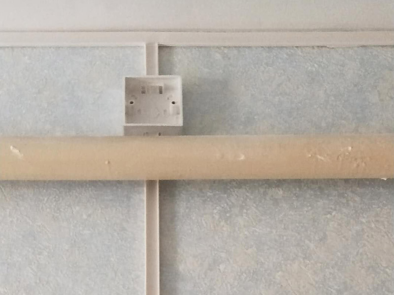 電路走線安裝：1、按照效果圖和具體施工圖設(shè)計(jì)圖紙，并選用確定燈具、插座、開關(guān)等位置，然后確定電線的鋪設(shè)位置、穿過墻壁和屋頂?shù)奈恢?，而且還要確定起始、轉(zhuǎn)角、分支、終端點(diǎn)的位置，用絕緣子或槽板固定它們的位置。2、再根據(jù)電線的走向開挖墻槽，槽的寬度與深度要能將電線管裝下。在做穿墻孔時(shí)要注意將電線管小心彎曲，使彎曲后的護(hù)套管內(nèi)部仍能穿線，并用專用的軋頭或騎馬釘將護(hù)套管固定在墻上。3、要安裝插座、開關(guān)的，先將其位置打孔預(yù)埋塑料膨脹管或木楔，但是這種方法的弊端就是插座、開關(guān)都比墻面凸出；而當(dāng)下流行將插座、開關(guān)的接線盒都埋入墻里，只露出插座和開關(guān)的面板，這樣做美觀整齊。4、穿線的正規(guī)做法是用鋼絲先穿過護(hù)套管，再將電線拉入。在家裝中可以直接將電線穿入護(hù)套管，但是在轉(zhuǎn)彎處不好穿，所以一般是安置塑料管的同時(shí)將電線穿好，或在管內(nèi)先穿一根鉛絲備用。