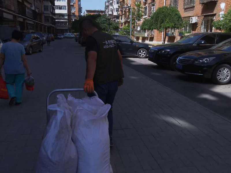 管道檢查和建渣搬運裝修：首先，要關(guān)閉總水閘。然后，用軟管固定在冷熱水管的兩端。同時，把儀器的一端固定在同一空間的另一根水管上。在使用儀器時，要擰好每一處接口，不能漏氣，這樣測得的水壓才準(zhǔn)確。一切就緒，就可以準(zhǔn)備加壓進(jìn)行測試了。將水壓提高，測試水管的承壓量，看是否出現(xiàn)水管滲漏現(xiàn)象。檢測師把水壓打高，按照通俗的說法，這個時候水壓是8斤。檢查各處水管，看看是否有滲水、漏水現(xiàn)象。檢測師用手摸摸水管，看有沒有滴水。整個測水壓過程需要30分鐘，如果沒有出現(xiàn)滲水漏水現(xiàn)象，就說明管道沒有問題。水管隨著使用時間的增加，老化等情況不可避免，若出現(xiàn)漏水等情況可以及時更換水管。